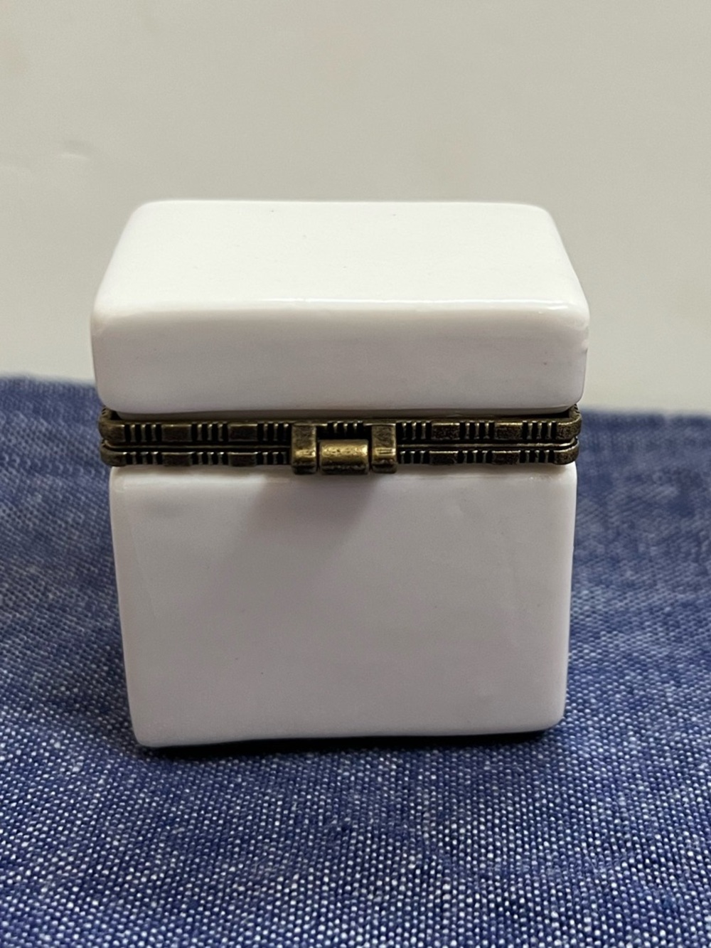 Washing Machine Trinket Box WITH Shirt Trinket Laundry Hinged Lid White - Picture 3 of 13